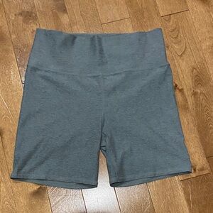 Vuori Women's bike shorts Size L NWOT